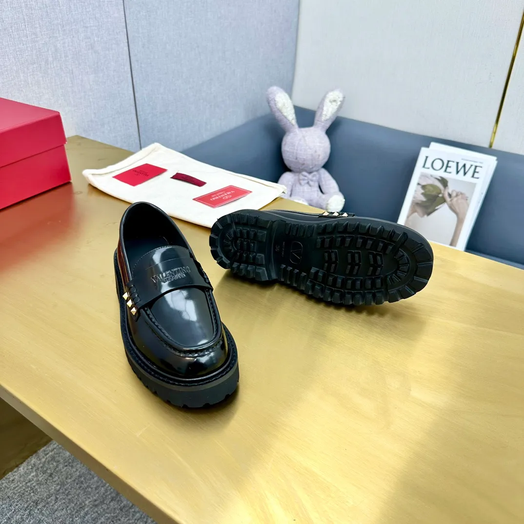 👟👟Ex-factory price 560👟👟 2024【VALENTINO】Valentino's early spring fashionable slip-on loafers are hot new🆕 Versatile style with temperament💃🏻 Slay the whole audience immediately when you put them on [Love] The ultra-simple design is more timeless and attractive! Fashionable and neat feeling, it is a magic tool for increasing your height and slimming down ✨ The shoe collar is specially added with anti-wear latex! You won't feel tired after walking all day long🦶🏻 The upper is made of open-edge beaded cowhide material and paired with a calfskin lining, which is full of texture! 👿Bottom thickness 4.0cm 👿Color: Black Brown 👿Size: 35-40 Factory ready supply